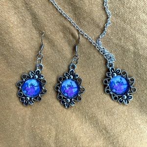 SET OF EARINGS AND NECKLACE!